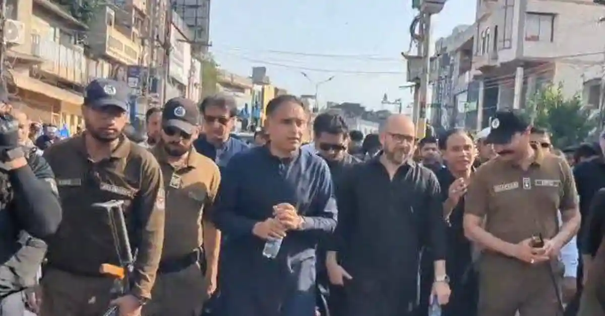 وزیر مملکت برائے خزانہ بلال اظہر کیانی کا جہلم اور دینہ میں عاشورہ کےجلوسوں کا دورہ، لنگر بھی تقسیم کیا