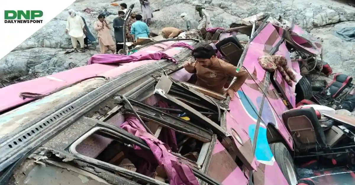بلوچستان: دہانہ سر حادثے میں 32 مسافر ہلاک، ڈرائیور پر جان بوجھ کر بس کھائی میں گرانے کا الزام